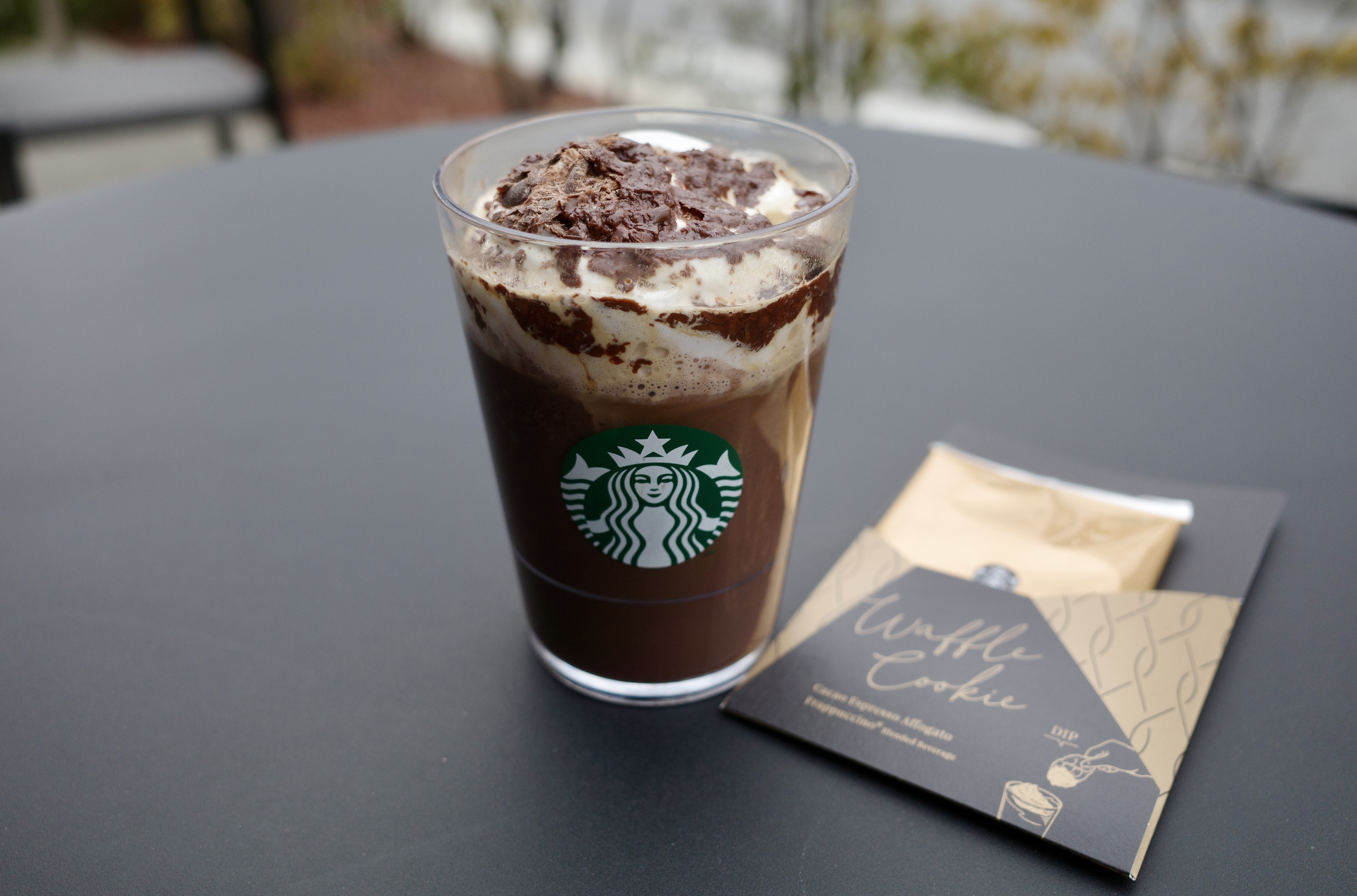 【1杯900円】スタバの新作『カカオ エスプレッソ アフォガート フラペチーノ』を飲んでみたら “ゴディバ越え” しそうな美味しさだった