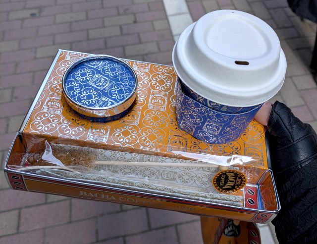 世界的なスペシャリティコーヒー「バシャコーヒー」でテイクアウトを頼んだら、見たことない形でコーヒーが出てきた！ このトレイを持って行けと!?