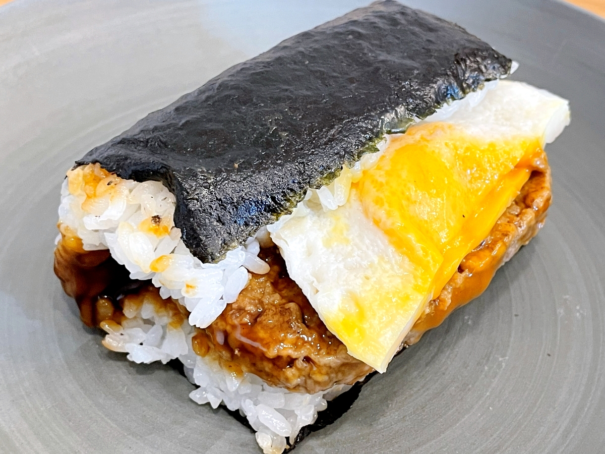 2026年版】コンビニ3社の「300円オーバーおにぎり」を食べ比べたら