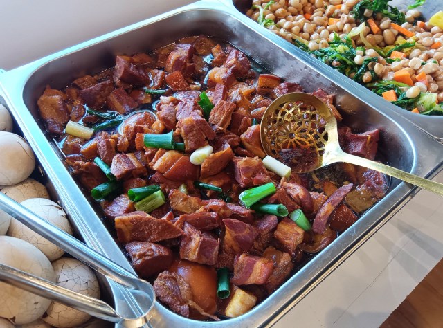 880円で豚角煮食べ放題！ 池袋中華街『湘聚・湖南菜館』のランチを食べて感じた「名店のコスパ」/ ガチ中華ランチ紀行：第13回