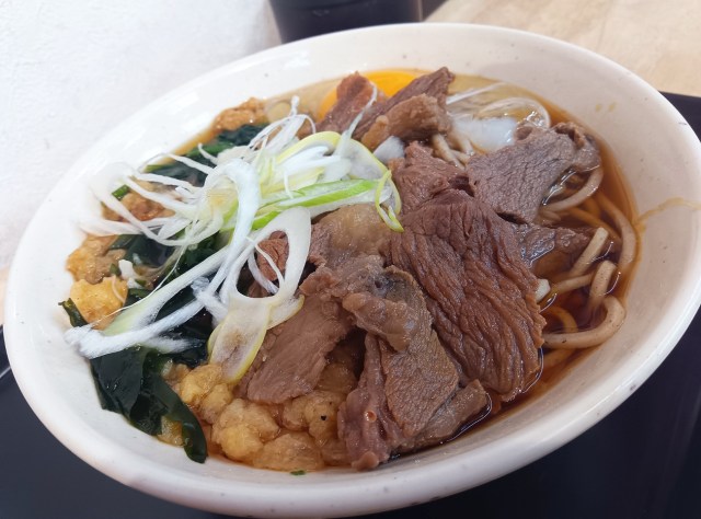 立ち食いそば屋に熊肉そば！ 高田馬場『松石』の数量限定メニューを食べて感じた「ここだけの味」/ 立ち食いそば放浪記376