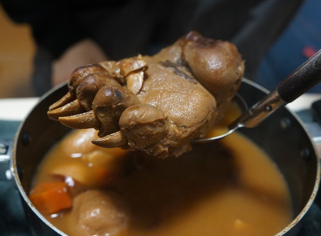 【実録】熊の手を煮込んだ「熊掌煮込み」を作ってみたら一生の思い出になった / 調理14時間、準備は1カ月前から開始 【実録】熊の手を煮込んだ「熊掌煮込み」を作ってみたら一生の思い出になった / 調理14時間、準備は1カ月前から開始