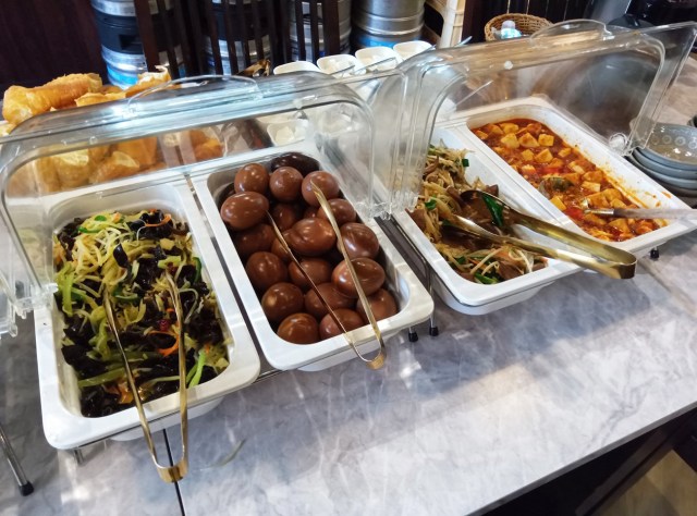 【880円食べ放題】池袋中華街の奥地に高コスパランチが! 客の注文はほぼエビチリの「四季海岸」/ ガチ中華ランチ紀行:第8回 【880円食べ放題】池袋中華街の奥地に高コスパランチが! 客の注文はほぼエビチリの「四季海岸」/ ガチ中華ランチ紀行:第8回