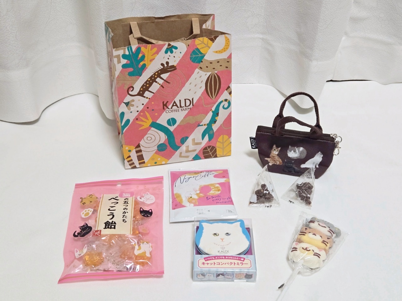 カルディ】オリジナルの「ネコの日バッグ」を本家と同じ予算（1980円