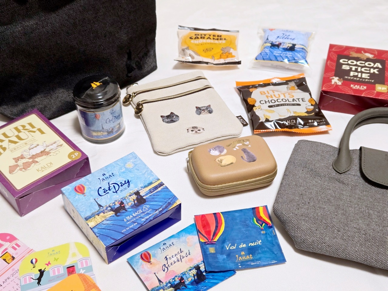 【ネコ好き必見】カルディで毎年大人気の「ネコの日バッグ」が今年も2種類登場！ 全アイテムにネコがいる…！