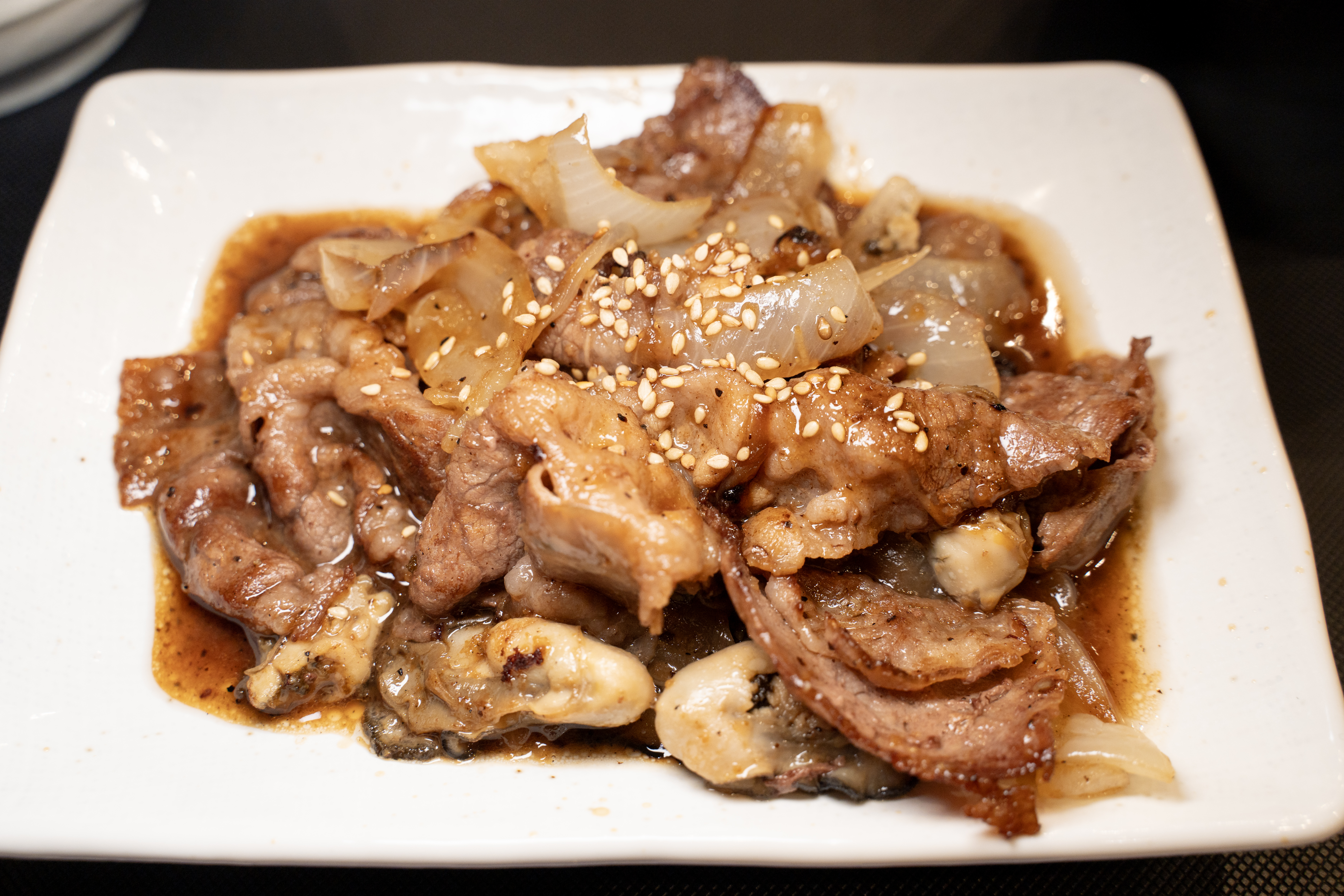 松屋「牛肉と牡蠣のオイスターソース炒め」はコスパ良いぞ！ 約900円で味わえるジャンクみある濃厚な肉と牡蠣