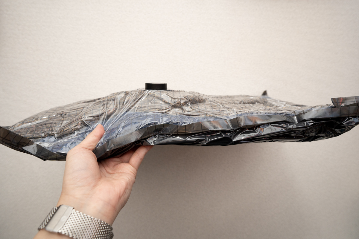 【検証】3COINS「自動圧縮機」と圧縮バッグは冬物衣類や布団の収納にも使えた！ 限界と使用のコツ、そして注意点