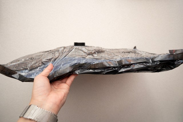 【検証】3COINS「自動圧縮機」と圧縮バッグは冬物衣類や布団の収納にも使えた！ 限界と使用のコツ、そして注意点