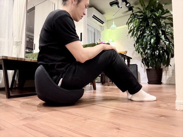 ペタンと「180度開脚」に憧れて『開脚チェア』を買ってみたけど致命的な弱点があって10分で使うのやめた ペタンと「180度開脚」に憧れて『開脚チェア』を買ってみたけど致命的な弱点があって10分で使うのやめた