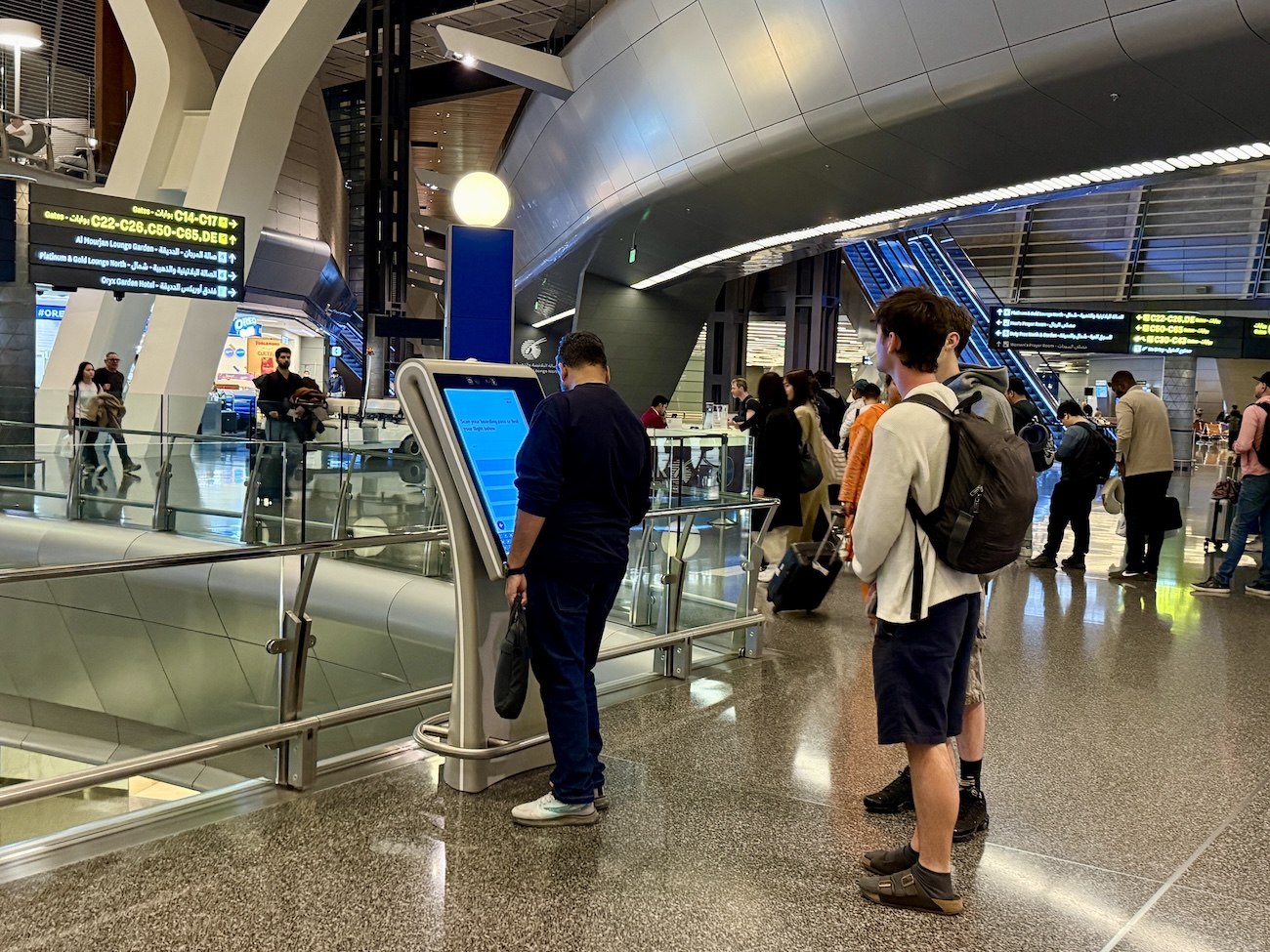 【世界最高峰の空港】搭乗券をかざすだけでゲート案内！ ドーハ空港の「迷わせない仕組み」が優秀すぎた