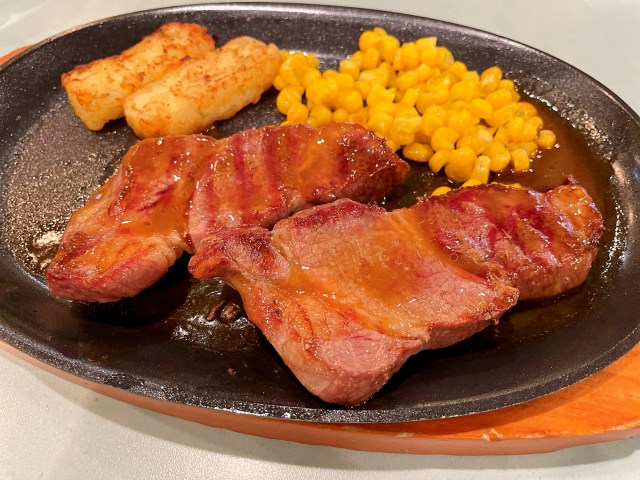 サイゼのステーキを8年ぶりに食べてみたら…「あれ？ こんなに美味しかったか？」記憶と違いすぎてワインが止まらない