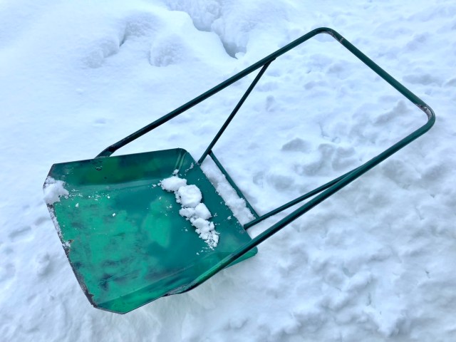豪雪地帯の雪山を人力だけで除雪することはできるのか? 実際に挑戦してみた結果、できないことはないけれど… 豪雪地帯の雪山を人力だけで除雪することはできるのか? 実際に挑戦してみた結果、できないことはないけれど…