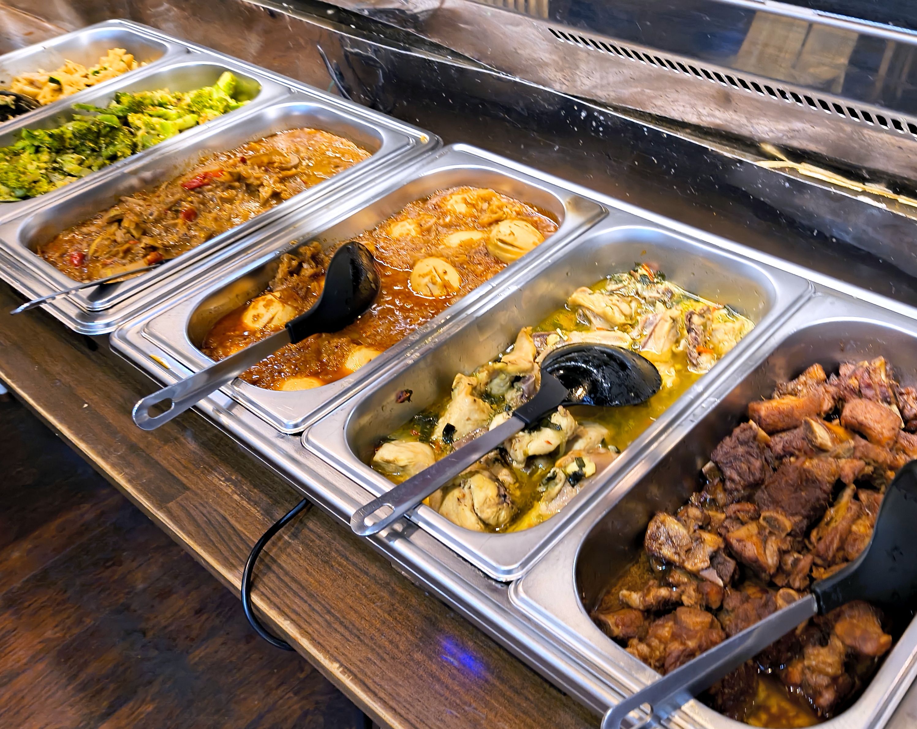 1500円でガチな「ミャンマー料理」食べ放題！　初心者にこそオススメしたい日暮里『SSR』のランチバイキング