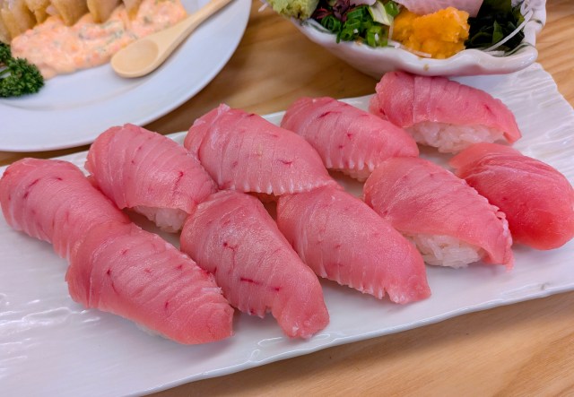 時間・数量限定「1貫100円」でまぐろトロが食える! 東京・丸の内『魚の店 オカモ倶楽部』の昼飲みは最高だ!! 時間・数量限定「1貫100円」でまぐろトロが食える! 東京・丸の内『魚の店 オカモ倶楽部』の昼飲みは最高だ!!