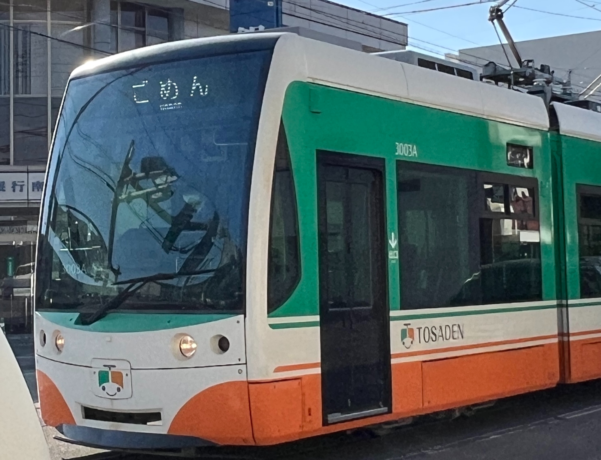 【混乱】人生で初めて来た高知県の路面電車に「ごめん」と書いてあったので乗ってみたら → 謝罪と感謝が入り乱れるカオスな町だった