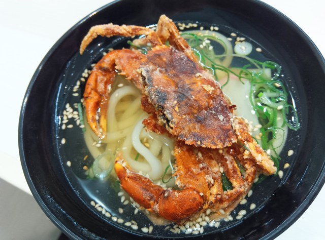 寿司チェーン『魚べい』幻の裏メニュー “ソフトシェルクラブうどん” がウマイ /「販売は入荷次第」広報に聞いた販売店舗 寿司チェーン『魚べい』幻の裏メニュー “ソフトシェルクラブうどん” がウマイ /「販売は入荷次第」広報に聞いた販売店舗