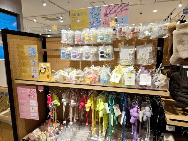 【スリコ】平成女子の血が騒ぐ！ 自分だけの推し活グッズが作れる「カスタムストラップ」にチャレンジしたら罠だらけだった…