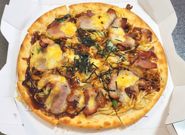 禁断の合体。ピザハットの吉村家監修「家系ラーメンピザ」を家系ファンが全力で受け止めてみた 禁断の合体。ピザハットの吉村家監修「家系ラーメンピザ」を家系ファンが全力で受け止めてみた