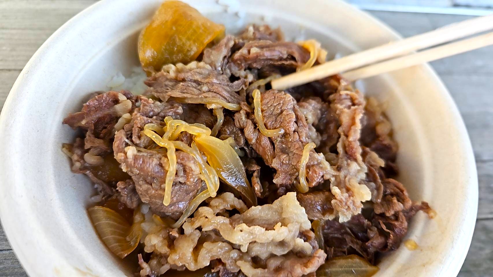 ウシの前で食べる『牛丼』がこれほど深くて美味いとは…神奈川で人気の