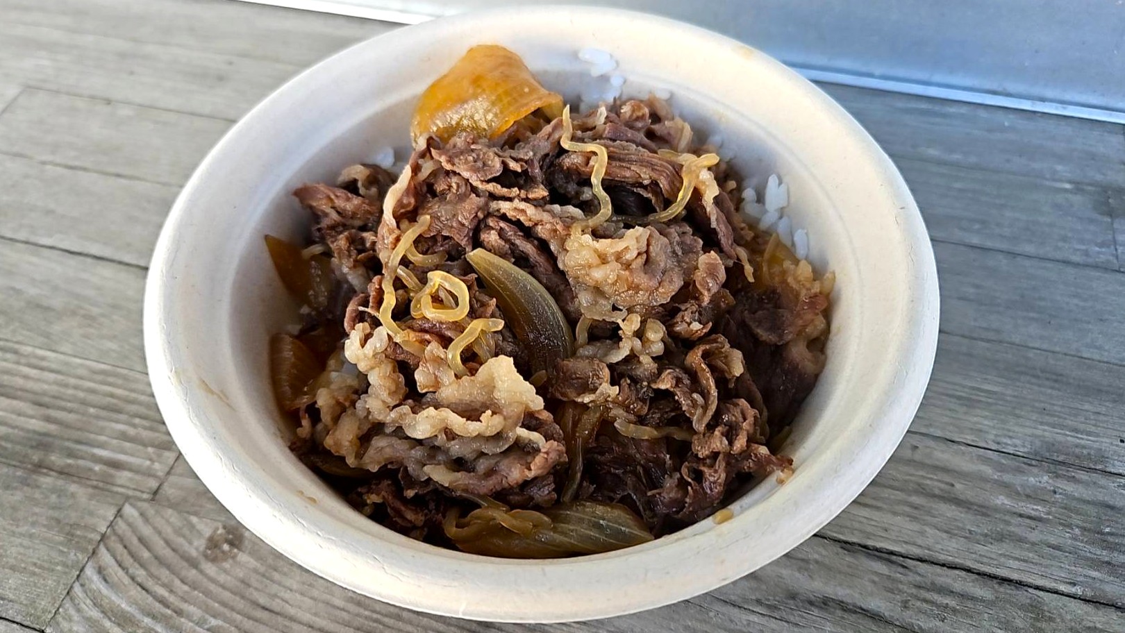 ウシの前で食べる『牛丼』がこれほど深くて美味いとは…神奈川で人気の