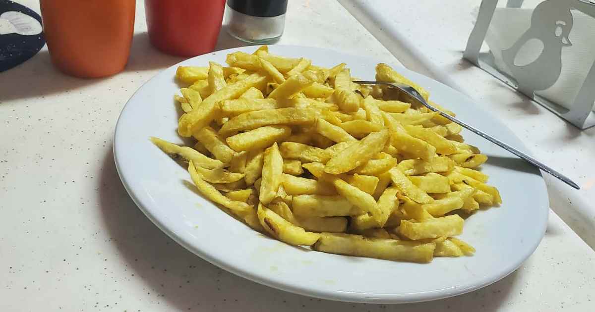 ケニアで注文から30分待たされるポテト屋に行ったら、110円で山盛り 