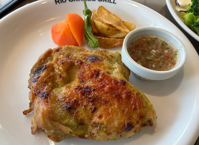 【50円チキン】「リオグランデグリル」の平日ランチの様子がおかしい / サラダバー単品が1400円で、サラダバー付きチキンステーキが1450円!?