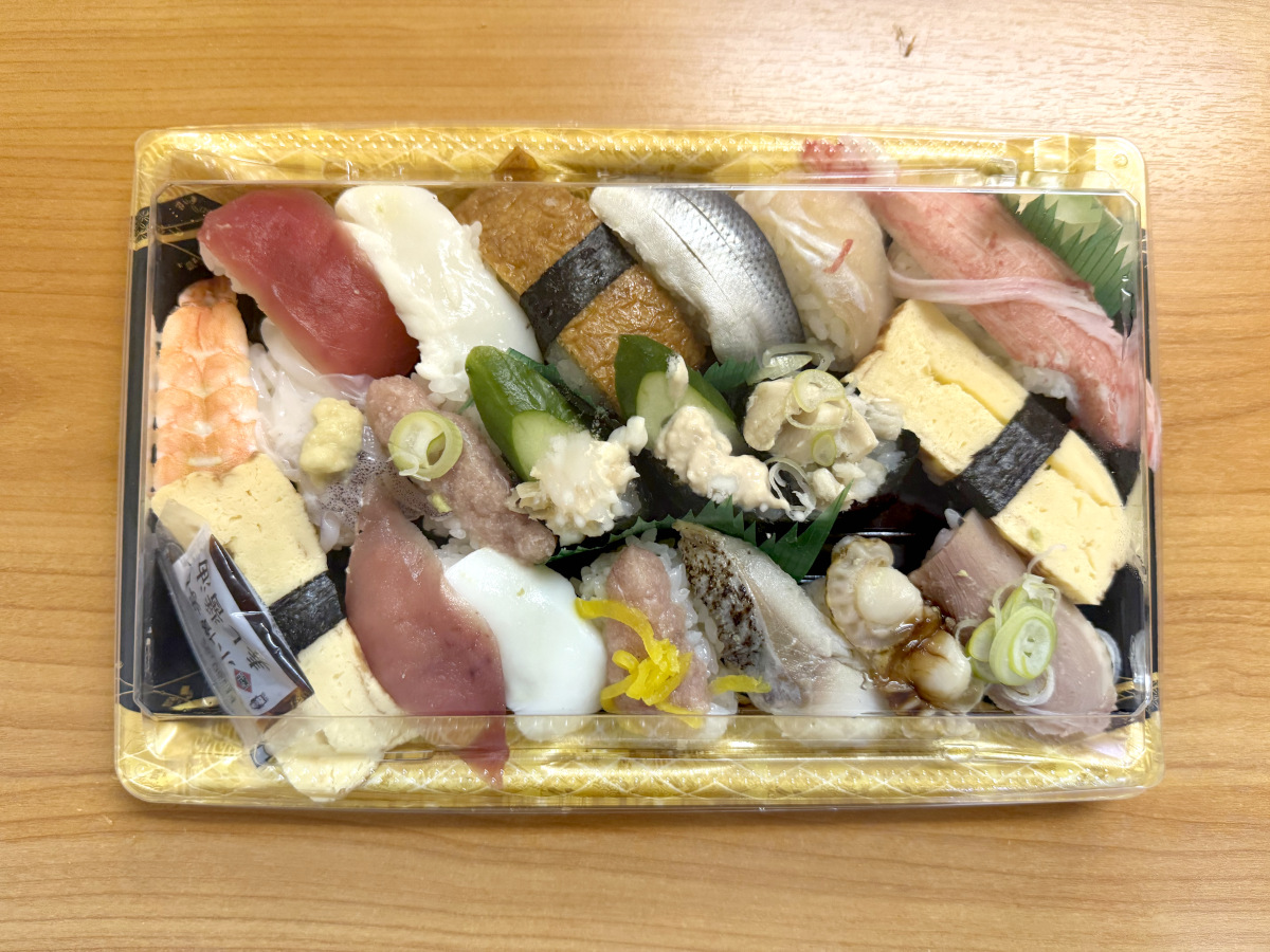 衝撃の1貫54円！ 小僧寿しの「20貫1080円セット」は物価高に現れた “令和の奇跡” なのかもしれない