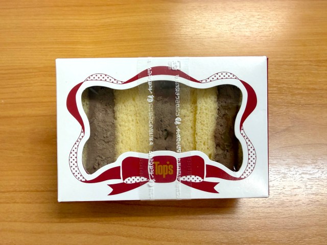 トップスの新商品を3回目でゲット！ チョコケーキを片手で食べる『ケーキサンド』がSNSで話題になるのも納得の天才的ウマさ