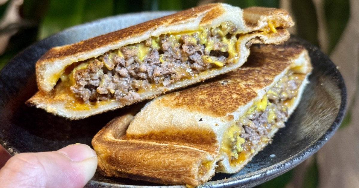 【大発明】ホットサンドメーカーに「ひき肉」を直入れしたら、最高に罪深くジャンクなグルメバーガーが誕生した