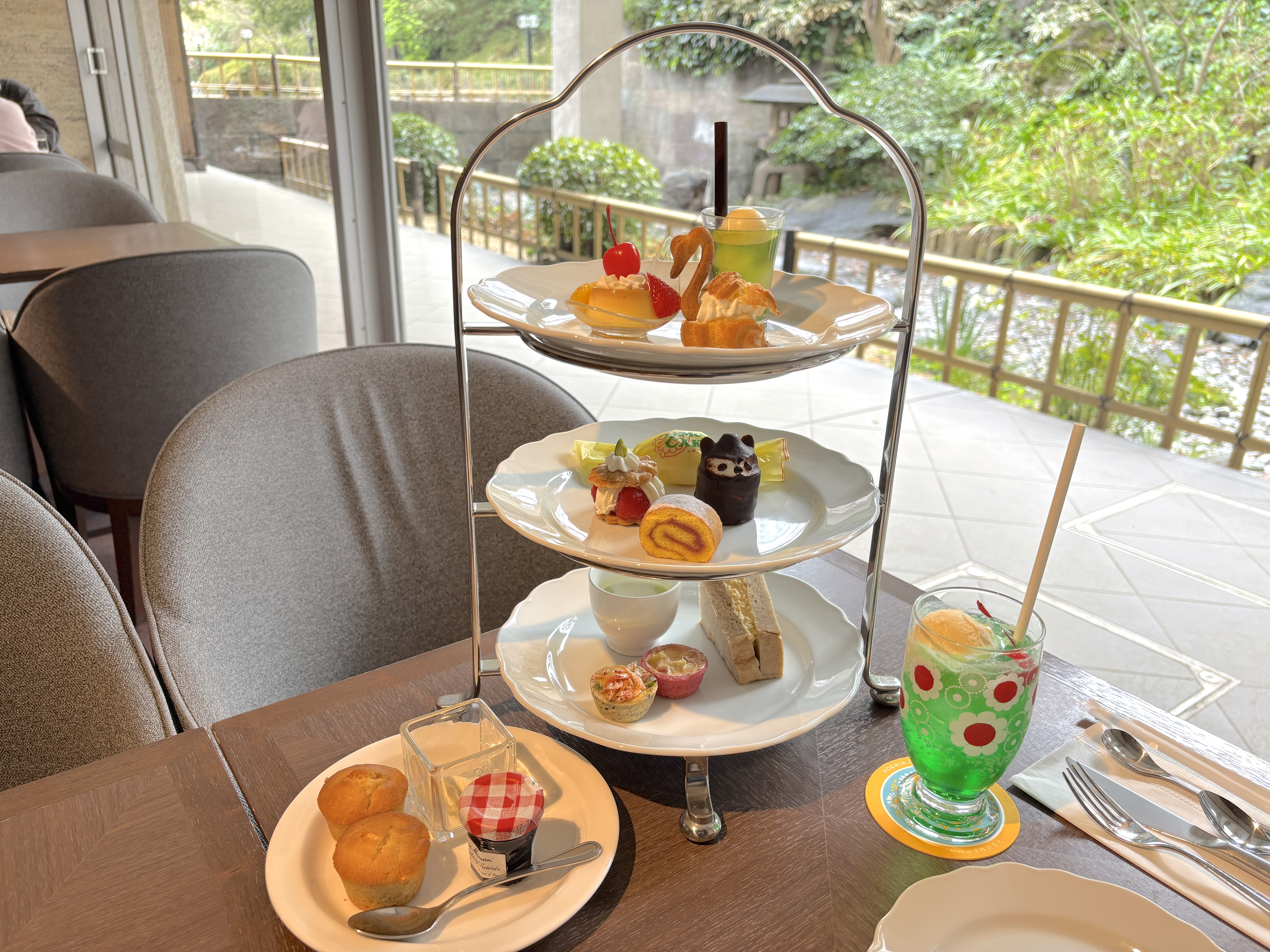 昭和に戻れる異色のアフヌン！ 東京プリンスホテルの「レトロモダンアフタヌーンティー」は懐かしのタヌキケーキやスワンシューの饗宴！