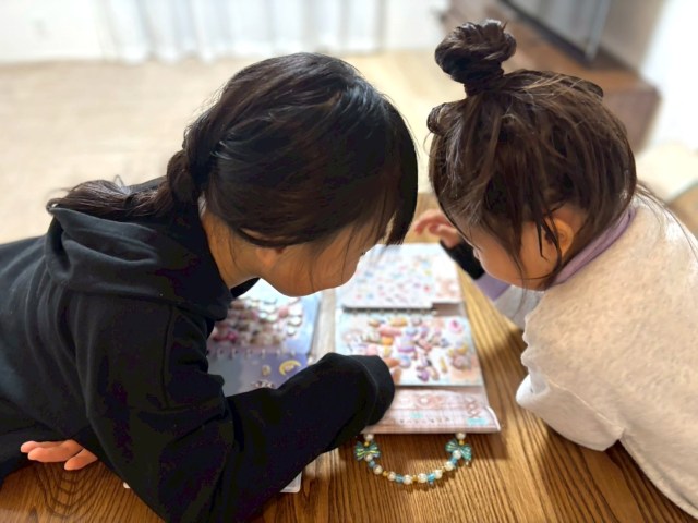 ただの遊びじゃない? 子どものシール交換会を覗いたら、想像以上にガチな「商談」が行われていた ただの遊びじゃない? 子どものシール交換会を覗いたら、想像以上にガチな「商談」が行われていた