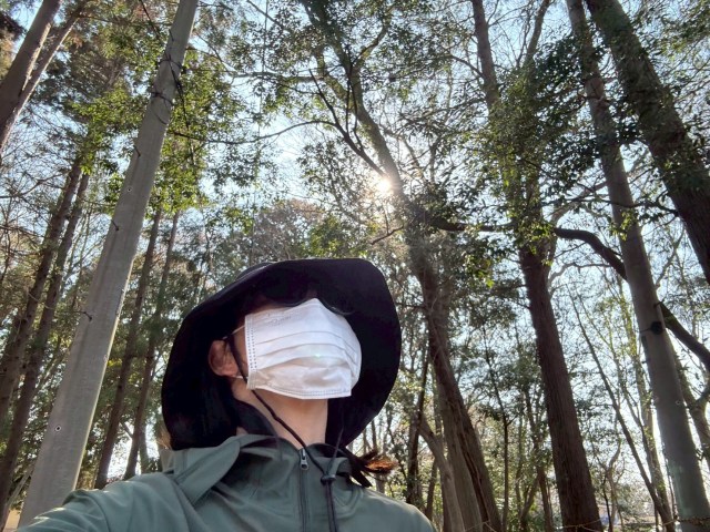 【検証】花粉は歩いているとどれくらい体につくのか? 上半身に両面テープを貼って都内を3時間出歩いてみた 【検証】花粉は歩いているとどれくらい体につくのか? 上半身に両面テープを貼って都内を3時間出歩いてみた