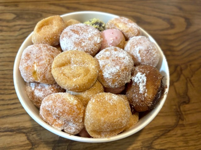 ミスドの『詰め放題』はどれくらいお得? Mサイズ容器(615円)で検証したら32個入って「1個19円」になった ミスドの『詰め放題』はどれくらいお得? Mサイズ容器(615円)で検証したら32個入って「1個19円」になった