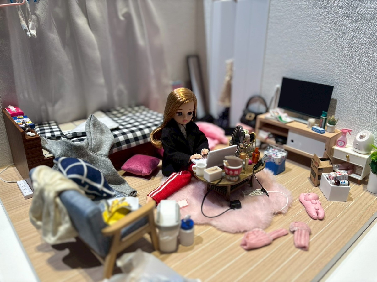 脱ぎっぱなしの靴下に食べかけのカップ麺…リカちゃんのOFFが想像以上に人間だった / 「リカちゃんのON／OFF展」開催中