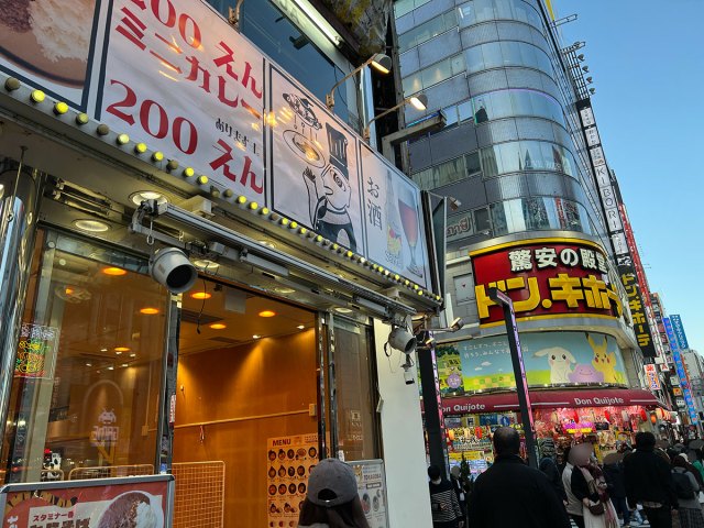 歌舞伎町で「ミニカレー200円」の看板を見て吸い込まれるように入店した / 本当に200円で済むのか検証 歌舞伎町で「ミニカレー200円」の看板を見て吸い込まれるように入店した / 本当に200円で済むのか検証