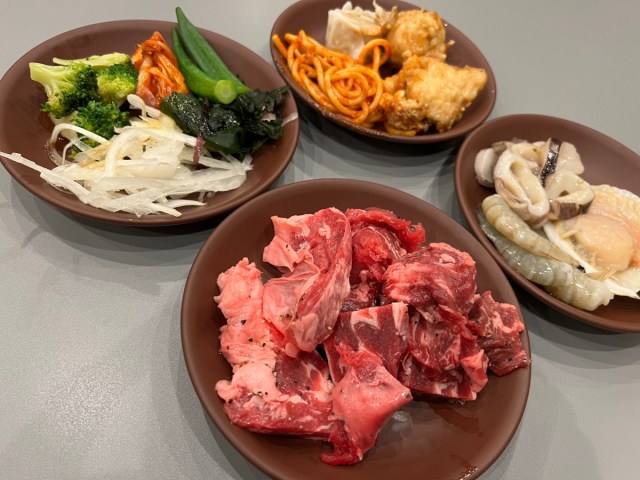 【食べ放題メニュー多すぎ】進化系「すたみな太郎PREMIUM」はおひとりさまでも楽しめるのか？ 30年ぶりの太郎で感じたこと