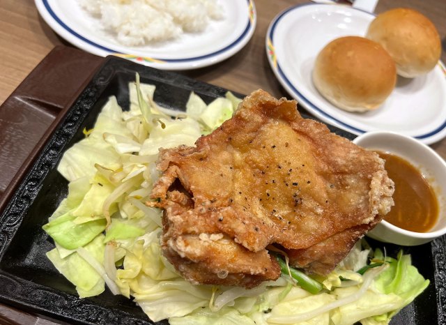 ライスもパンもスープも無限に食べ放題！ ステーキガストの「はらぺこチキン竜田ランチ（977円）」は物価高時代のバグ説