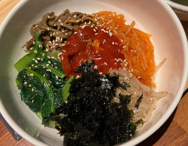 【文化の違い】韓国人が「ビビンバを混ぜない日本人」を見て絶望した理由 / カレーも混ぜて食べるのが韓国流 【文化の違い】韓国人が「ビビンバを混ぜない日本人」を見て絶望した理由 / カレーも混ぜて食べるのが韓国流