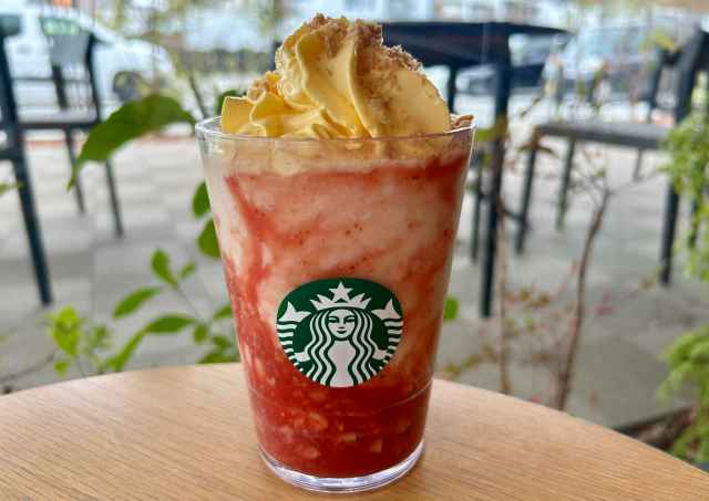 スタバがストロベリードリンク3種を発売開始!「シュークリーム フラペチーノ」の完成度が高すぎるけど、個人的なイチオシは「ソルベ ティー」 スタバがストロベリードリンク3種を発売開始!「シュークリーム フラペチーノ」の完成度が高すぎるけど、個人的なイチオシは「ソルベ ティー」