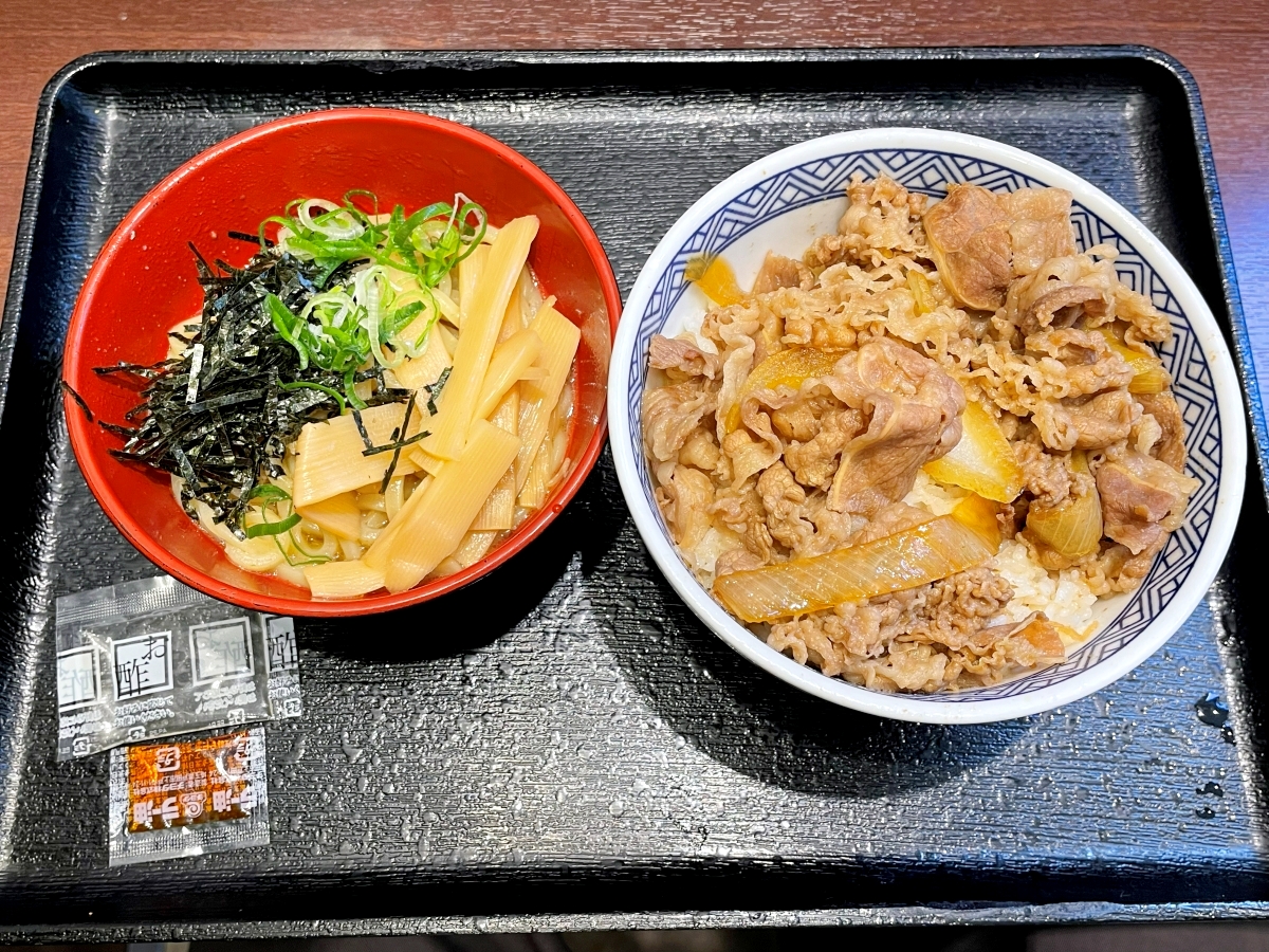 吉野家「牛丼・油そばセット」は無難な味と思いきや、牛丼の肉を移して酒のつまみにしたら大化けした