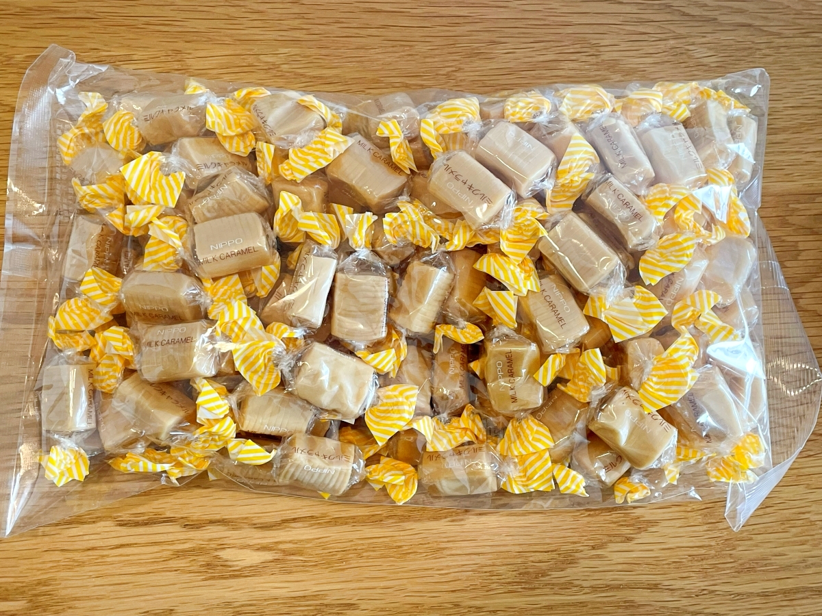 Amazonベストセラーの「ミルクキャラメル1kg」を買ったら約4カ月分入っ