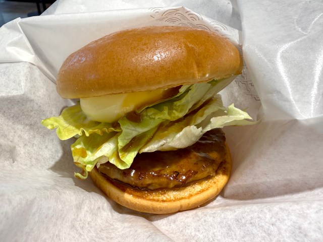 【検証】4年ぶりのリニューアル! モスの新「テリヤキバーガー」を昨日と今日で食べ比べた結果 → 凡人にはハードルが高すぎた 【検証】4年ぶりのリニューアル! モスの新「テリヤキバーガー」を昨日と今日で食べ比べた結果 → 凡人にはハードルが高すぎた