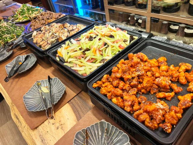 【食べ放題1300円】看板もないのに中国人が集まる池袋秘密のガチ中華！「一念100」のランチビュッフェが高コスパ