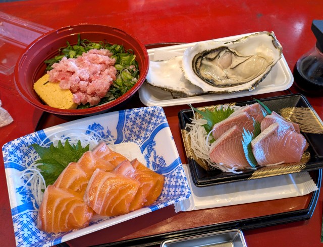魚屋で買った刺身をその場で食べられる「サシミヤ上々」 / 大名古屋食品卸センター(名古屋・熱田区) 魚屋で買った刺身をその場で食べられる「サシミヤ上々」 / 大名古屋食品卸センター(名古屋・熱田区)