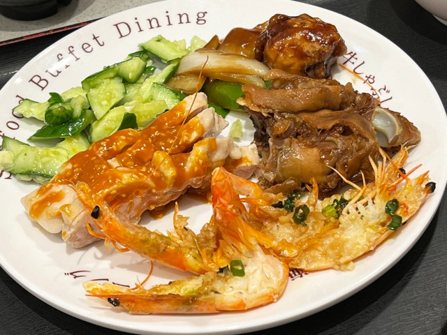 新宿でガチ中華食べ放題が1300円! 17種かつバンバンジーとかまで揃う『天彩』のランチビュッフェに西新宿を感じた 新宿でガチ中華食べ放題が1300円! 17種かつバンバンジーとかまで揃う『天彩』のランチビュッフェに西新宿を感じた