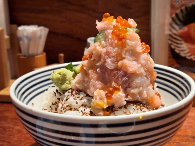 贅沢な海鮮丼がお刺身付きで1350円！ 訪日外国人に大人気の「日本橋海鮮丼 つじ半」が日本人にとってもコスパ良すぎた