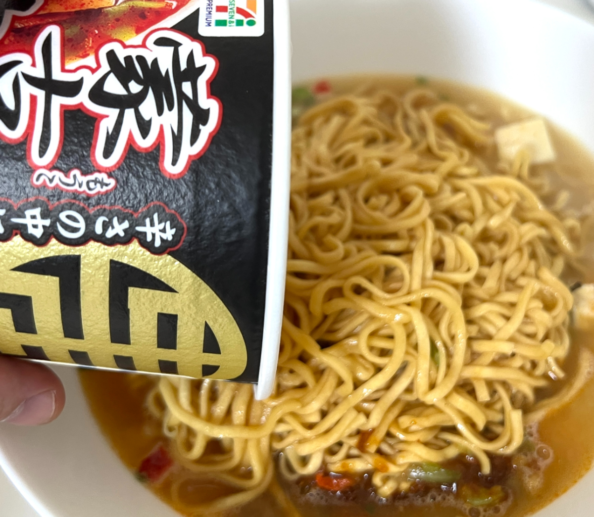 セブンの「蒙古タンメン中本」と「シーフードヌードル」を混ぜ合わせ