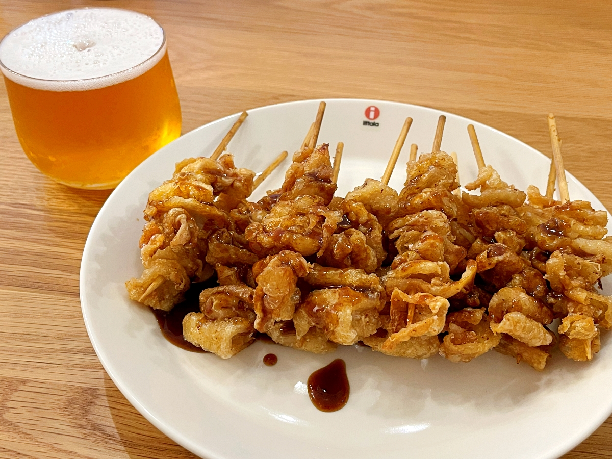 イオンの総菜「パリパリおつまみ皮串」を毎回カゴに入れてしまう理由
