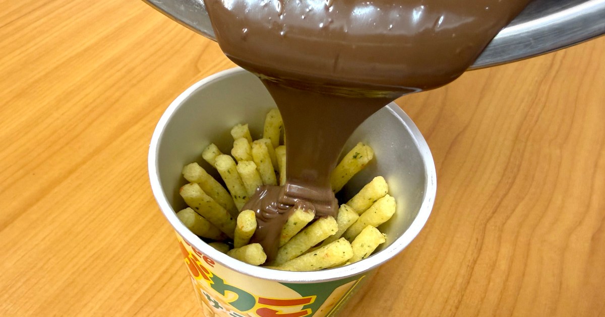 世界でバズ中の『プリングルズチョコ』を「じゃがりこ」で作ってみたら 