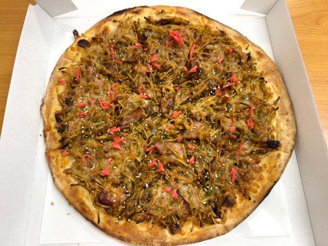 ナポリの窯×ヒカルの『ペヤングピザ』を爆速実食！ 全然ウマいけど「本家ペヤング」の方が10倍パンチがあった